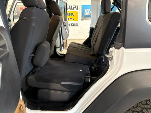 Used 2015 Jeep Wrangler Unlimited Rubicon w/ Max Tow Package image 36