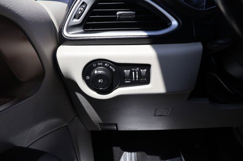 Used 2019 Chrysler Pacifica Touring-L image 19