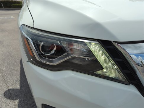 Used 2020 Nissan Pathfinder SV image 13
