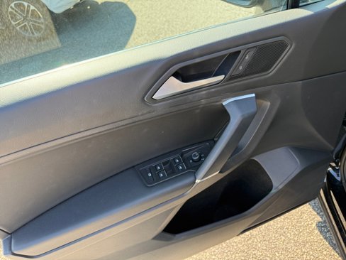 Used 2020 Volkswagen Tiguan SE w/ Panoramic Sunroof Package image 35