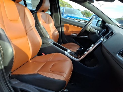 Used 2017 Volvo V60 T5 Platinum w/ Climate Package image 9