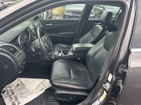 Used 2017 Chrysler 300 C image 19
