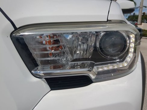 Used 2017 Toyota Tacoma TRD Off-Road image 9