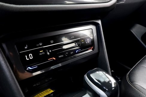 Used 2022 Volkswagen Tiguan SE image 8