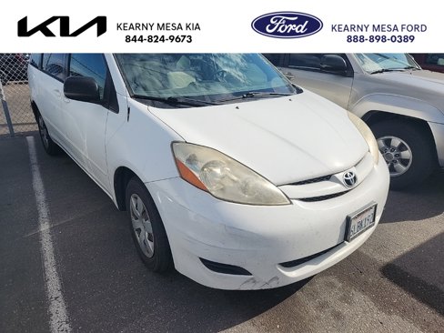 Used 2010 Toyota Sienna LE image 1