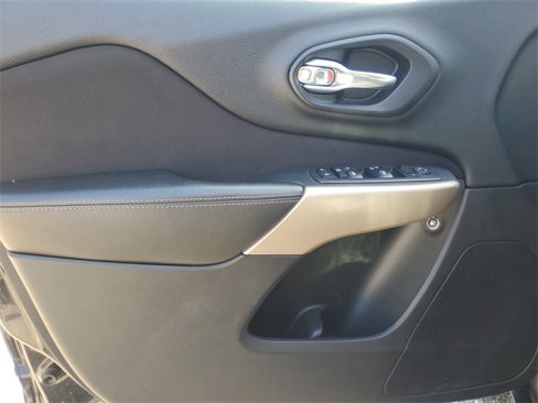 Used 2018 Jeep Cherokee Latitude w/ Safety Group image 10