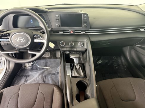 Used 2025 Hyundai Elantra SE image 11