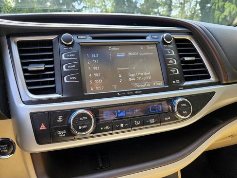 Used 2019 Toyota Highlander XLE image 20