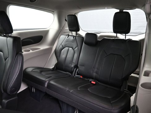 Used 2023 Chrysler Pacifica Touring-L image 30