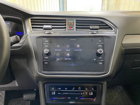 Used 2024 Volkswagen Tiguan SE image 38