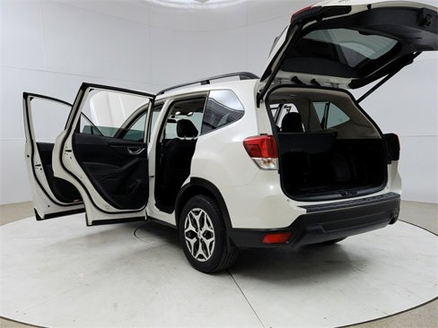 Used 2021 Subaru Forester Premium image 11