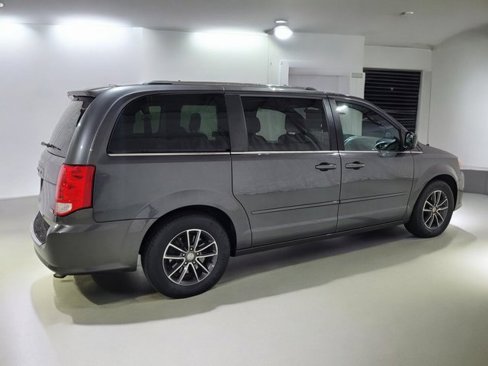 Used 2017 Dodge Grand Caravan SXT image 18