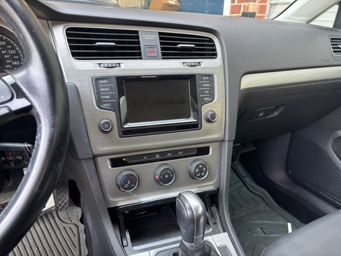 Used 2015 Volkswagen Golf S image 10