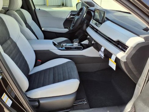 New 2025 Mitsubishi Outlander SE image 9