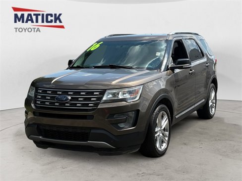 Used 2016 Ford Explorer XLT w/ Equipment Group 202A image 3