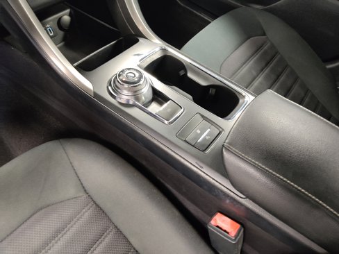 Used 2020 Ford Fusion SE image 26