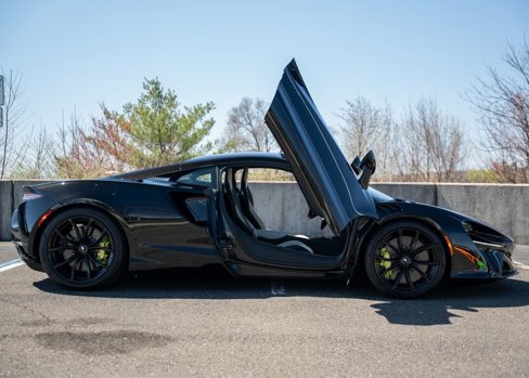 New 2025 McLaren Artura image 8