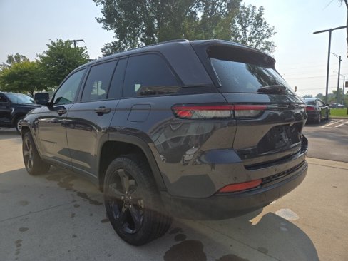 Used 2024 Jeep Grand Cherokee Limited w/ Black Appearance Package image 5