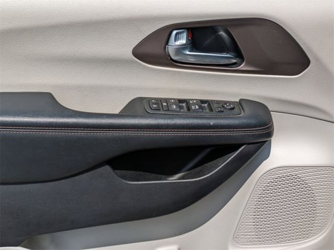 Used 2019 Chrysler Pacifica Touring-L image 14