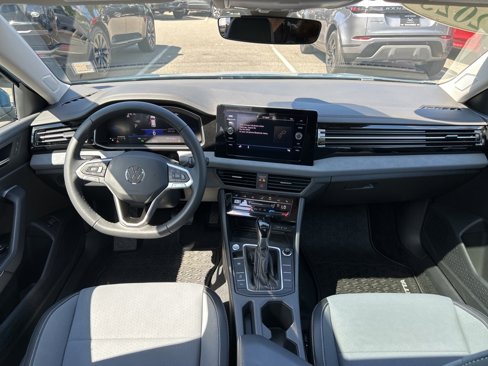 Used 2025 Volkswagen Jetta SE image 5