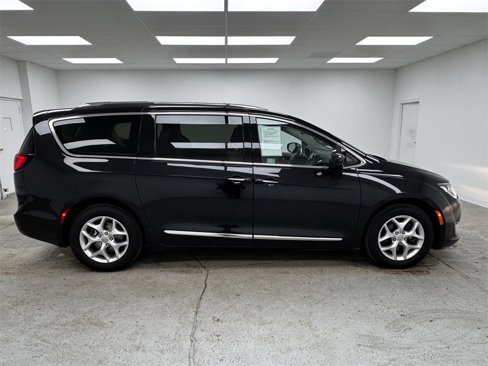 Used 2017 Chrysler Pacifica Touring-L Plus image 4