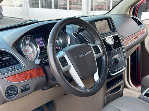 Used 2014 Chrysler Town & Country Touring w/ Driver Convenience Group image 4