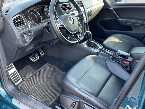 Used 2019 Volkswagen Golf S image 9