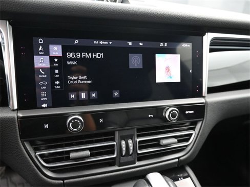 Certified 2022 Porsche Macan image 16