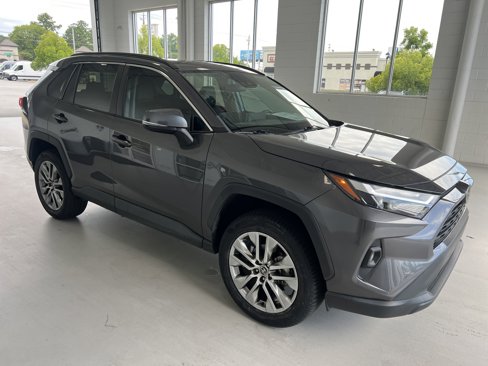 Used 2022 Toyota RAV4 XLE Premium image 7