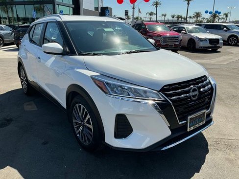 Used 2023 Nissan Kicks SV image 3