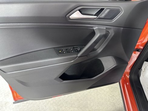 Used 2019 Volkswagen Tiguan SE w/ Panoramic Sunroof Package image 16
