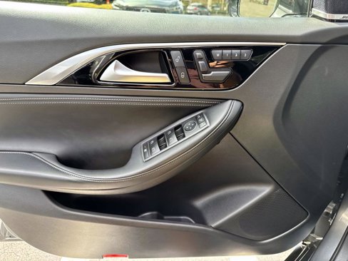 Used 2018 INFINITI QX30 Sport w/ Cargo Package image 7