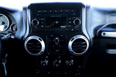 Used 2016 Jeep Wrangler Unlimited Sahara w/ Connectivity Group image 17