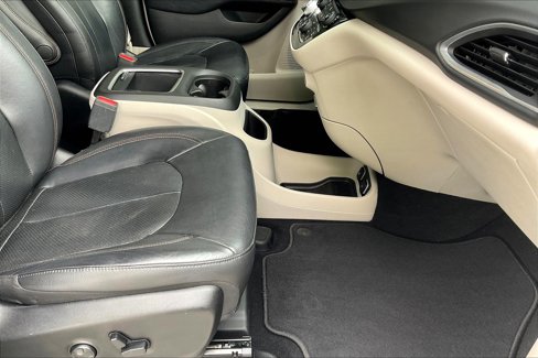 Used 2019 Chrysler Pacifica Touring-L Plus w/ Tire & Wheel Group image 21
