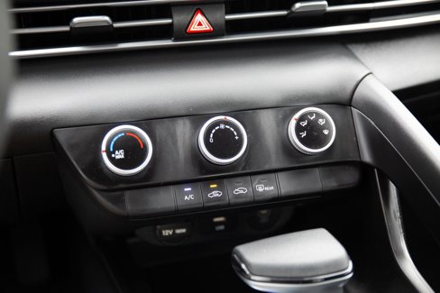 Used 2025 Hyundai Elantra SE image 14
