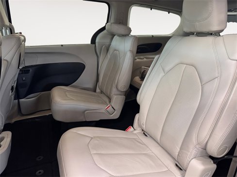 Used 2017 Chrysler Pacifica Touring-L Plus image 16