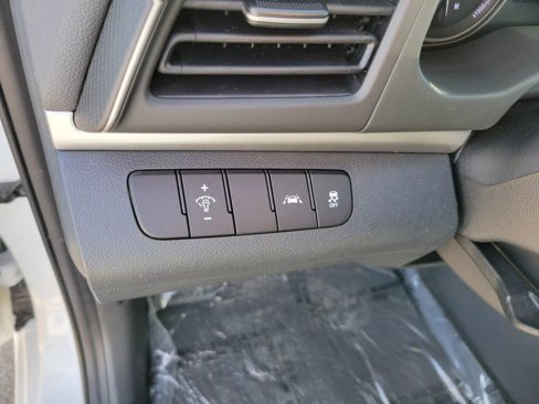 Used 2020 Hyundai Elantra SE image 18