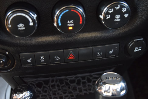 Used 2015 Jeep Wrangler Unlimited Sahara w/ Connectivity Group image 23