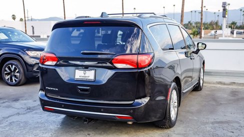 Used 2018 Chrysler Pacifica Touring-L image 9