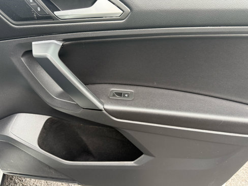 Used 2019 Volkswagen Tiguan SE w/ Panoramic Sunroof Package image 19