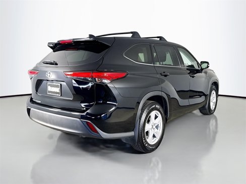 Used 2022 Toyota Highlander LE image 7