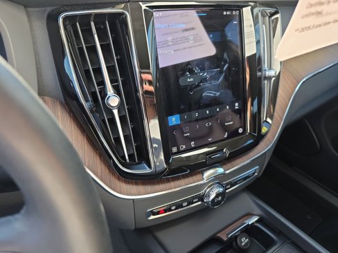 Certified 2022 Volvo XC60 B5 Momentum w/ Climate Package image 28