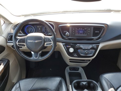 Used 2017 Chrysler Pacifica Touring-L image 13