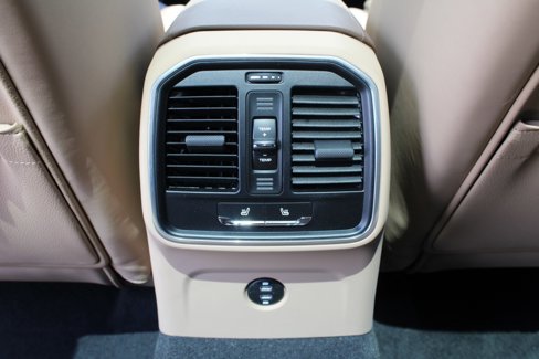 Certified 2024 Porsche Macan image 32