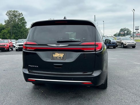 Used 2023 Chrysler Pacifica Touring-L image 6