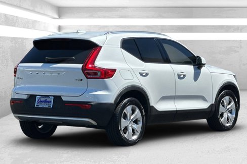 Certified 2022 Volvo XC40 T5 Momentum image 4