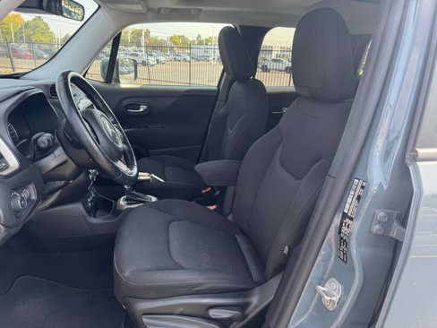 Used 2017 Jeep Renegade Latitude image 3