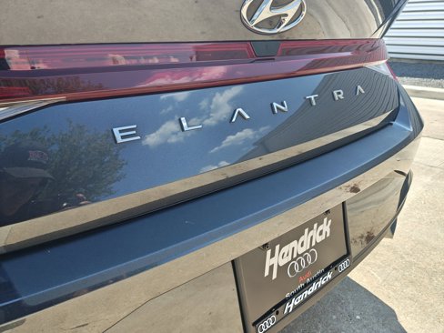 Used 2023 Hyundai Elantra SE image 12