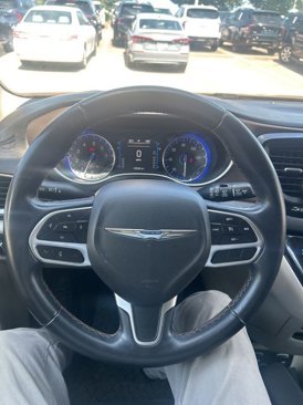 Used 2017 Chrysler Pacifica Touring-L image 2