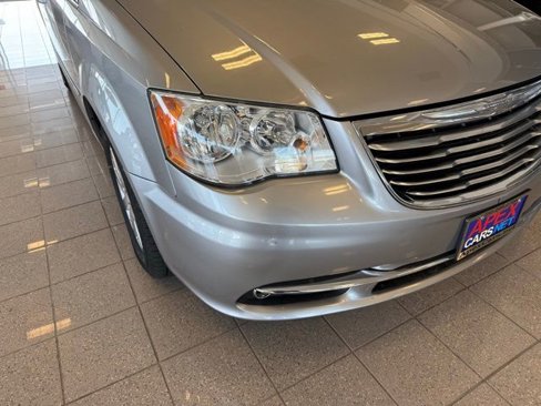 Used 2016 Chrysler Town & Country Touring image 8
